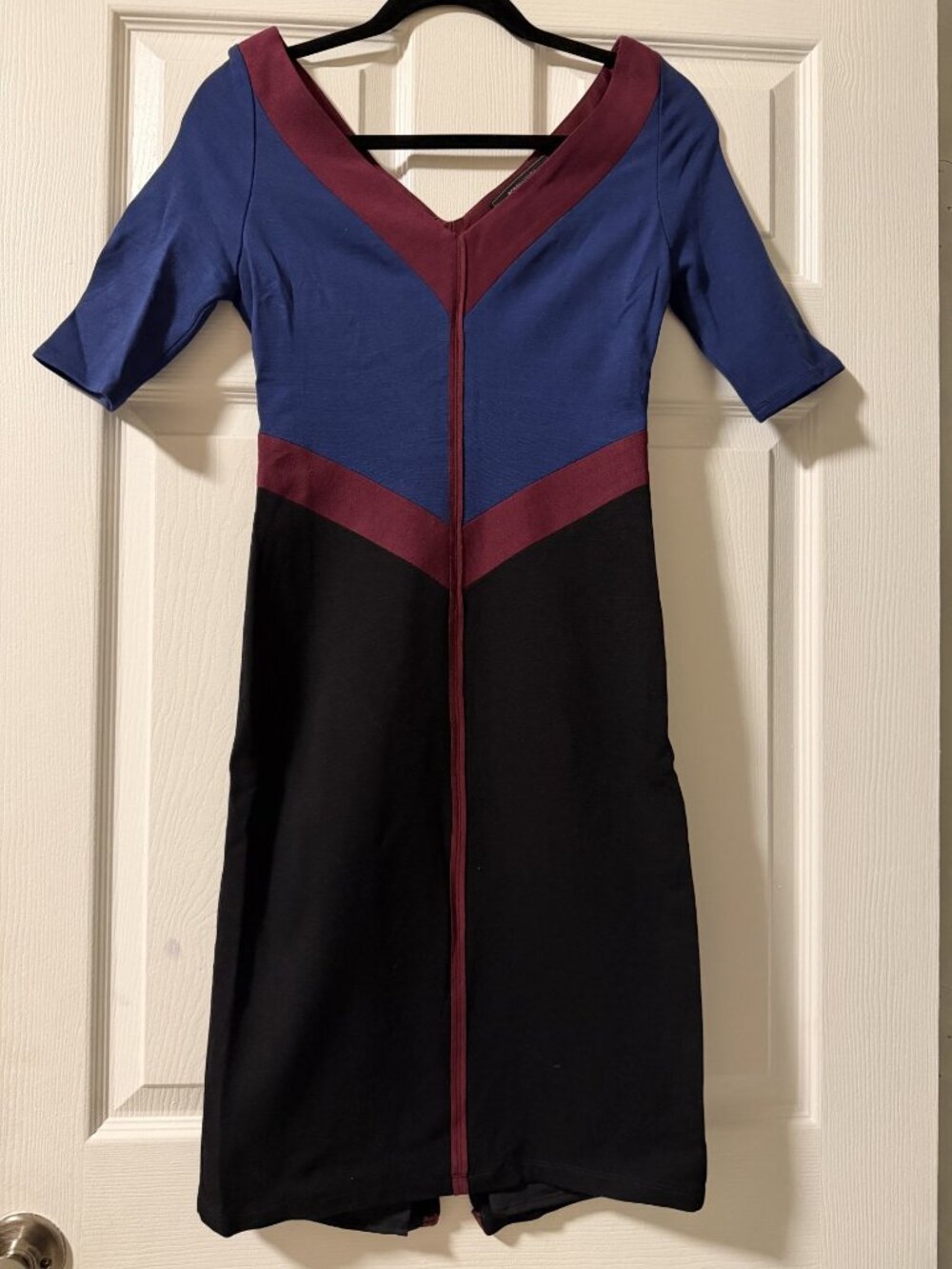 BCBGMAXAZRIA XS Midi Dress black maroon & blue. The zipper on the side, sp